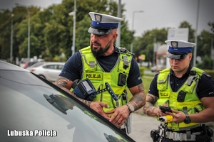 Policjanci ruchu drogowego przy kontroli