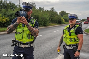 Policjanci ruchu drogowego przy kontroli prędkości