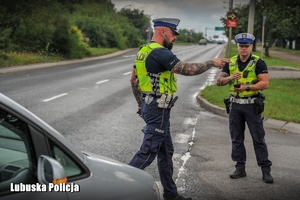 Policjanci ruchu drogowego przy kontroli