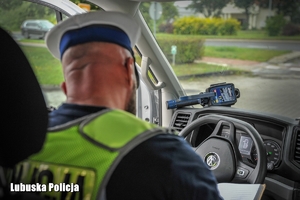 Policjant ruchu drogowego w radiowozie