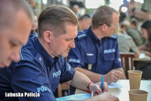 policjanci wypełniają dokumentację