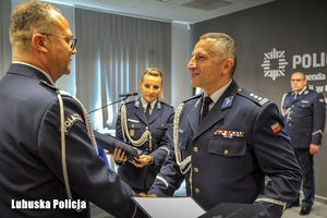 gratulujący sobie policjanci