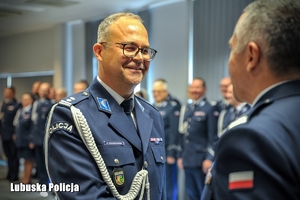 policjant odbiera gratulacje