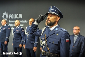 policjant salutuje