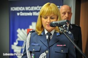 policjantka przemawia przez mikrofon