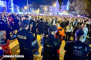policjanci zabezpieczają imprezę plenerową
