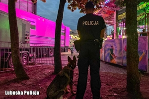 policjant z psem zabezpieczają imprezę plenerową