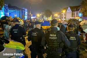policjanci zabezpieczają imprezę plenerową
