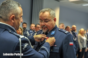 policjant otrzymuje medal