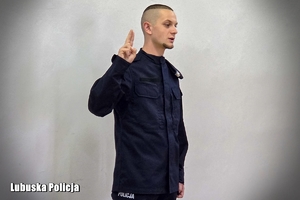 Policjant składa ślubowanie.