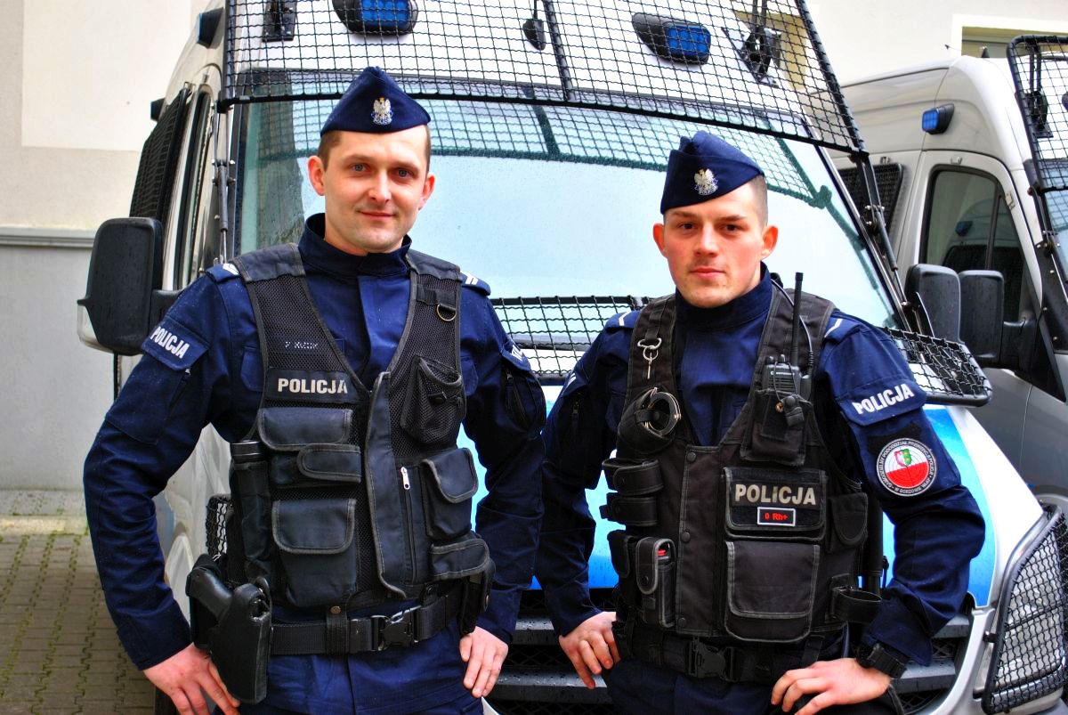 policjanci-z-oddzia-w-prewencji-ratuj-ycie-policja-pl-portal