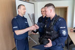 Policjanci otrzymują nagrodę za zajęcie 1 miejsca w konkursie.