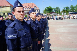 Nowoprzyjęci policjanci stoją w rzędzie
