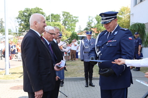Komendanta Wojewódzki wręcza medal Przewodniczącemu IPA