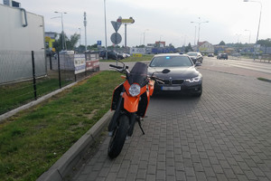 motocykl i nieznakowane policyjne bmw