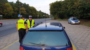 Policjant z Włocławka i OPP w Bydgoszczy kontrolują kierowcę volkswagena