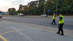 Policjant z Włocławka daje znak kierowcy do zatrzymania, obok policjant z OPP w Bydgoszczy