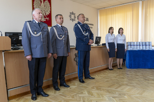 Trzech komendantów KWP w Bydgoszczy stoją czekając na rozpoczęcie ślubowania