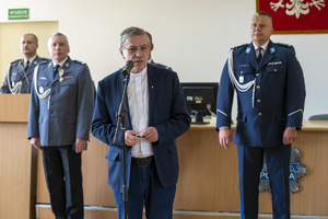 Kapelan kujawsko-pomorskich policjantów przemawia do policjantów i zaproszonych gości