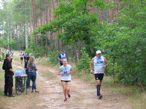 widok na biegnących uczestników konkursu