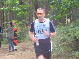 widok na biegnącego uczestnika konkursu