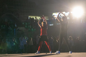 dwie kobiety tańczą dla publiczności