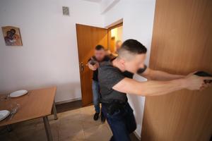 Policjanci szkolą umiejętności strzeleckie