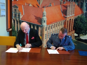 Prezydent Torunia i Komendant Miejski podpisują porozumienie