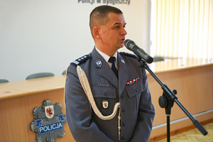 Komendant przemawia do nowo przyjętych policjantów