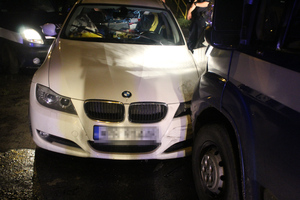uszkodzony pojazd bmw i policyjny radiowóz