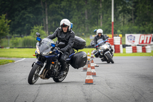 Policjanci trenują technikę jazdy na motocyklach