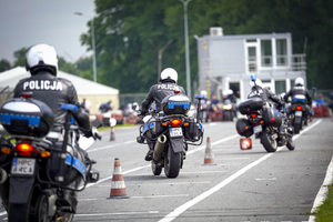 Policjanci trenują technikę jazdy na motocyklach