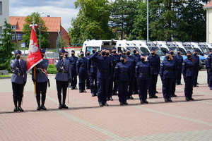 Poczet sztandarowy i policjanci wstępujący do służby podczas uroczystości.