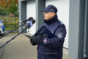 Komendant Miejski Policji w Bydgoszczy przemawia do mikrofonu