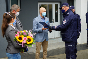 Komendant Wojewódzki Policji w Bydgoszczy składa wykonawcom budynku podziękowania
