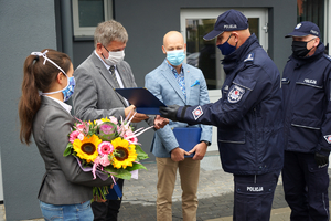 Komendant Wojewódzki Policji w Bydgoszczy składa wykonawcom budynku podziękowania
