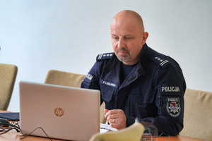 Szef kujawsko-pomorskich policjantów w czasie narady.