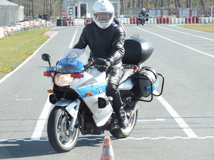 Policjant na motocyklu podczas szkolenia.