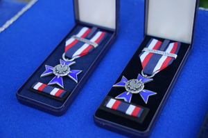 dwie odznaki za zasługi podczas działań poza granicami RP