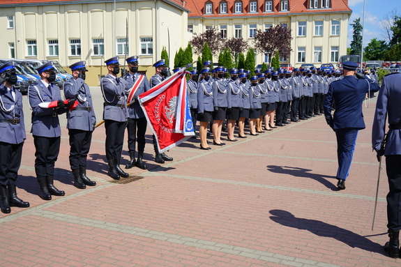 policjanci stoją w szeregu