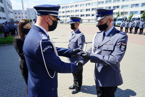 Komendant gratuluje policjantowi wyróżnienia odznaką honorową policjantowi Za zasługi podczas działań poza granicami RP