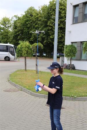 Amelia odbiera policyjną maskotkę