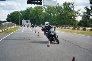 Policjant na motorze omija przeszkody na torze