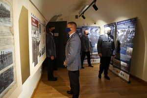Pierwszy Zastępca Komendanta Wojewódzkiego Policji w Bydgoszczy oraz inni uczestnicy uroczystości oglądają wystawę w sali muzeum.