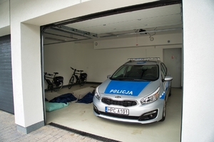 Radiowóz zaparkowany w policyjnym garażu