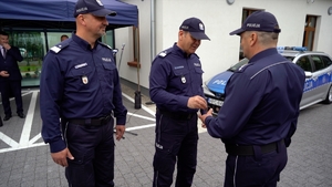 Komendant policji przekazuje policjantowi symboliczne klucze do komisariatu