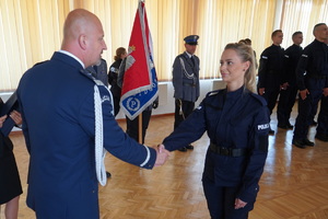 komendant wojewódzki gratuluje i wręcza rozkaz personalny policjantowi