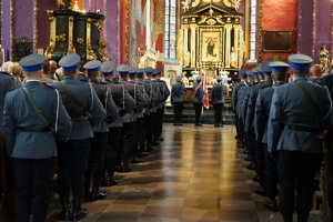 kompania honorowa Policji stoi w kościele