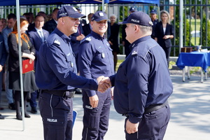 Komendant Wojewódzki Policji w Bydgoszczy gratuluje Komendantowi komisariatu