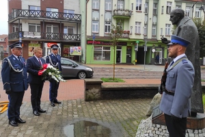 policjanci i Starosta Tucholski składają kwiaty pod pomnikiem